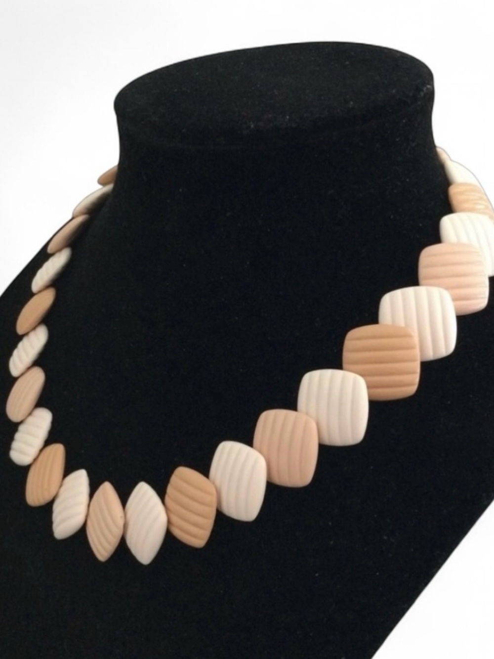 Vintage 1985 Avon Summer Sands Necklace – Dusty Pink & Cream Ribbed Square Beads - Picture 7 of 10